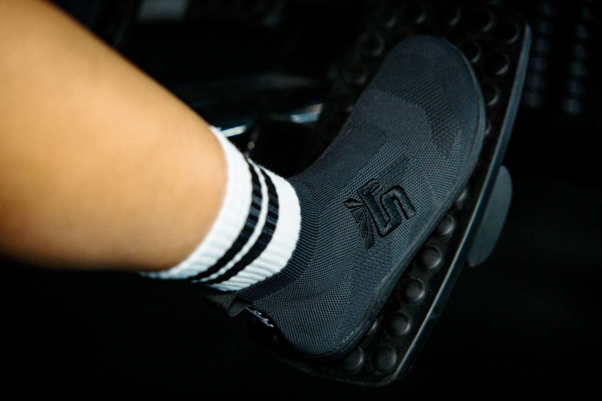 Floor-reading sole on cable pedal